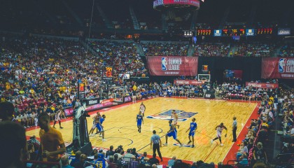 开云体育在线-季后赛抢七之夜，西亚卡姆进攻端无人可挡，诠释何为真正的大场面先生